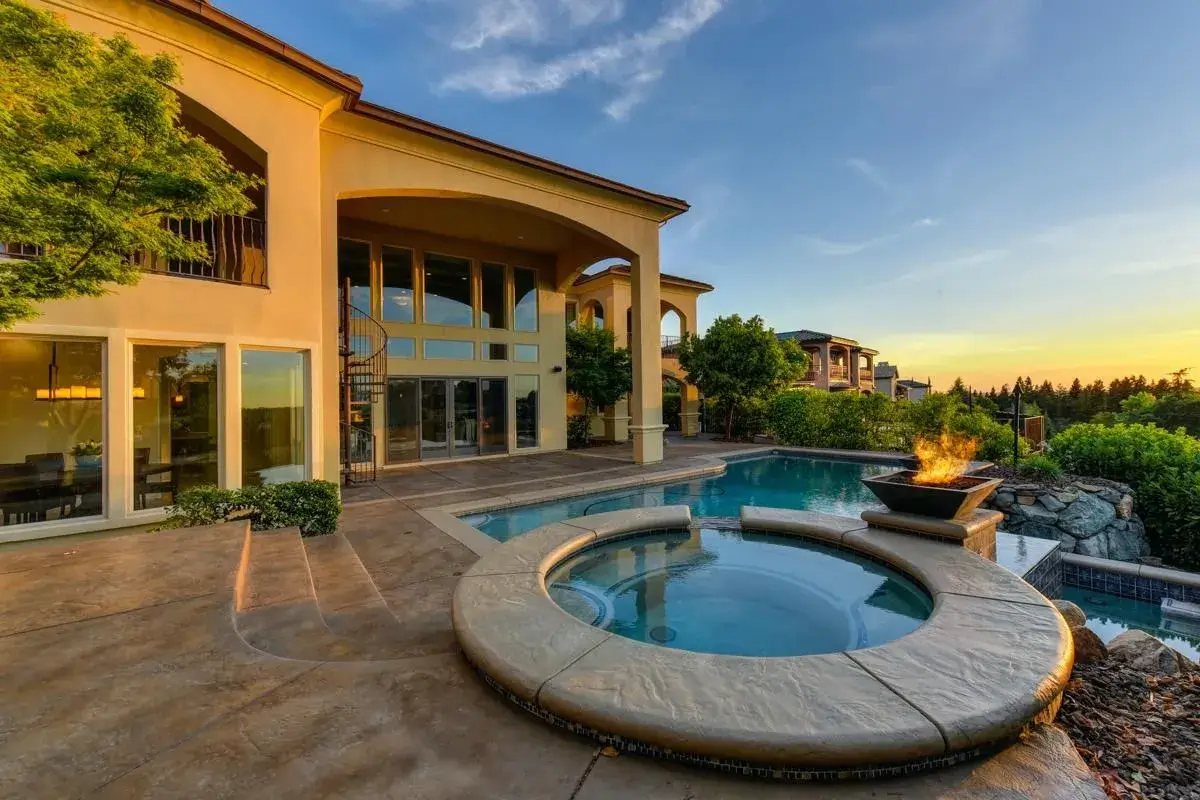 Luxury backyard pool with spa and stone decking, designed by Longhorn Pools for a residential property in Austin, Texas.