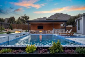 Custom backyard pool with attached spa and modern landscaping, designed by Longhorn Pools in Austin, Texas.